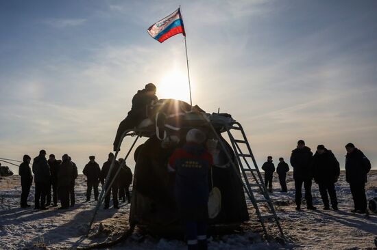 Посадка пилотируемого корабля "Союз МС-13"