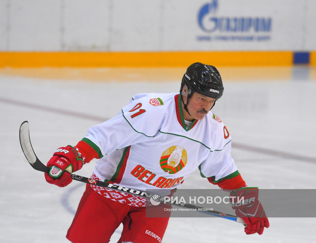 Президент РФ В. Путин и президент Белоруссии А. Лукашенко приняли участие в товарищеском хоккейном матче