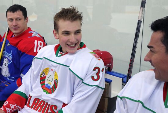 Президент РФ В. Путин и президент Белоруссии А. Лукашенко приняли участие в товарищеском хоккейном матче