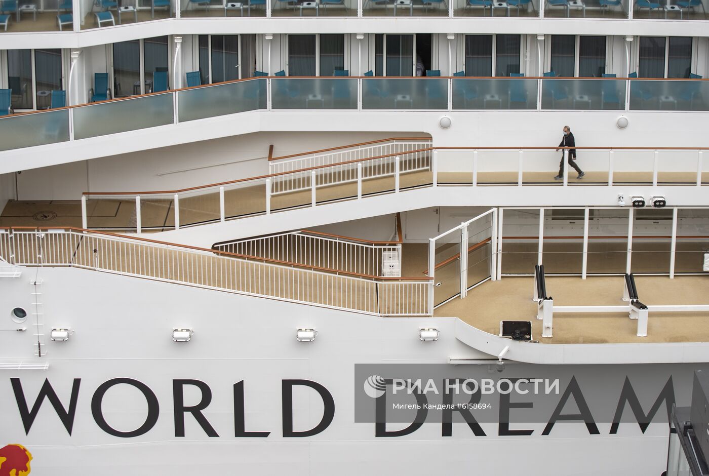 Круизный лайнер World Dream отправлен на карантин в Гонконге