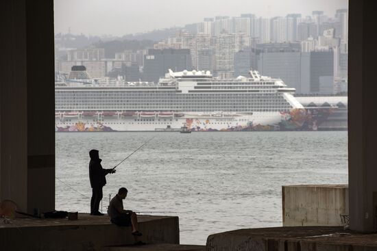Круизный лайнер World Dream отправлен на карантин в Гонконге