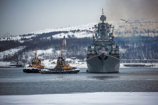 Встреча отряда боевых кораблей Северного флота во главе с ракетным крейсером "Маршал Устинов"