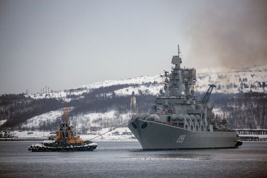Встреча отряда боевых кораблей Северного флота во главе с ракетным крейсером "Маршал Устинов"