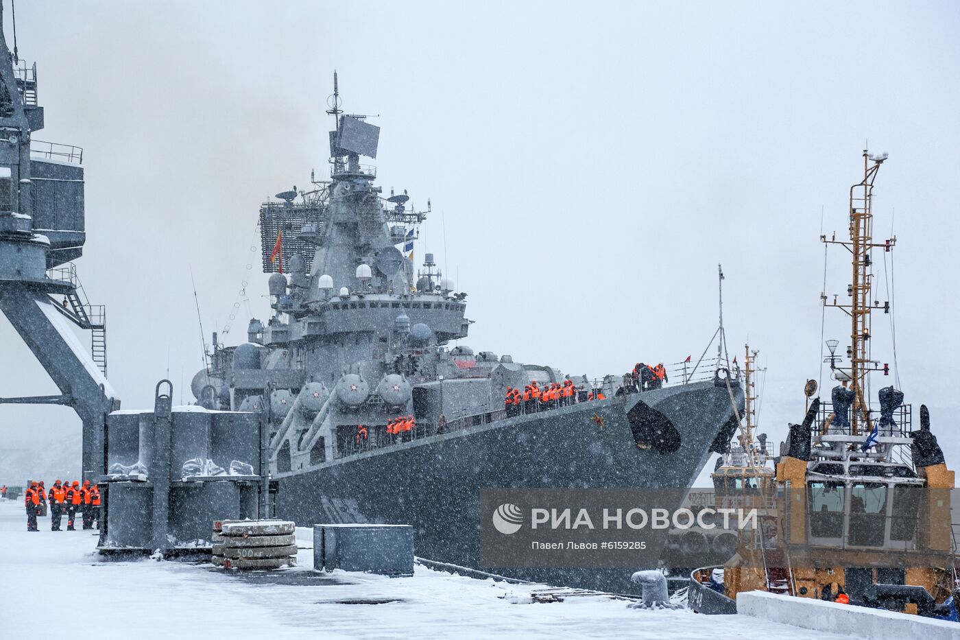 Встреча отряда боевых кораблей Северного флота во главе с ракетным крейсером "Маршал Устинов"