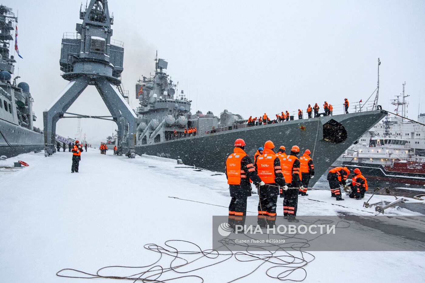 Встреча отряда боевых кораблей Северного флота во главе с ракетным крейсером "Маршал Устинов"