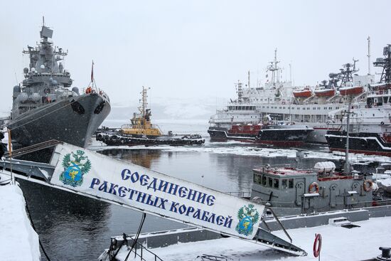 Встреча отряда боевых кораблей Северного флота во главе с ракетным крейсером "Маршал Устинов"