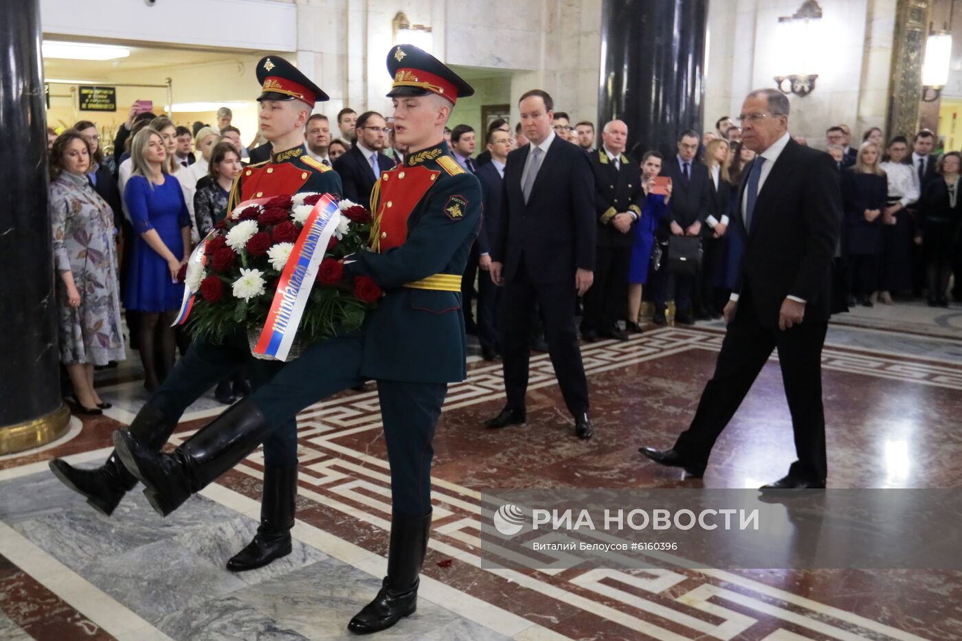 Глава МИД РФ С. Лавров возложил цветы к памятным доскам