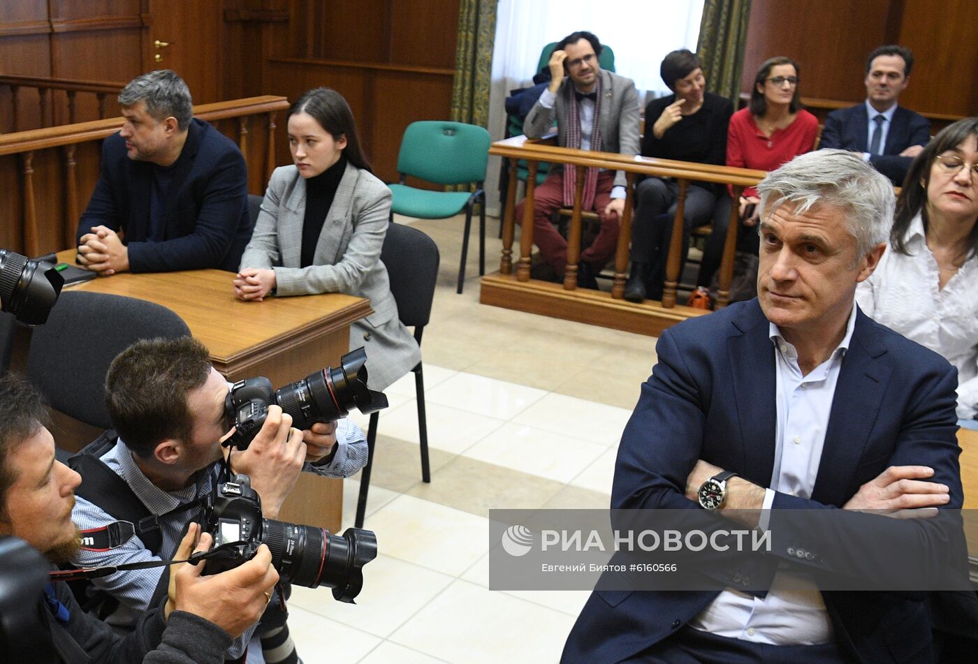 Рассмотрение ходатайства следствия о продлении срока домашнего ареста М. Калви и Ф. Дельпалю