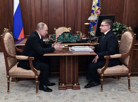 Президент РФ В. Путин встретился с министром строительства и ЖКХ РФ В. Якушевым