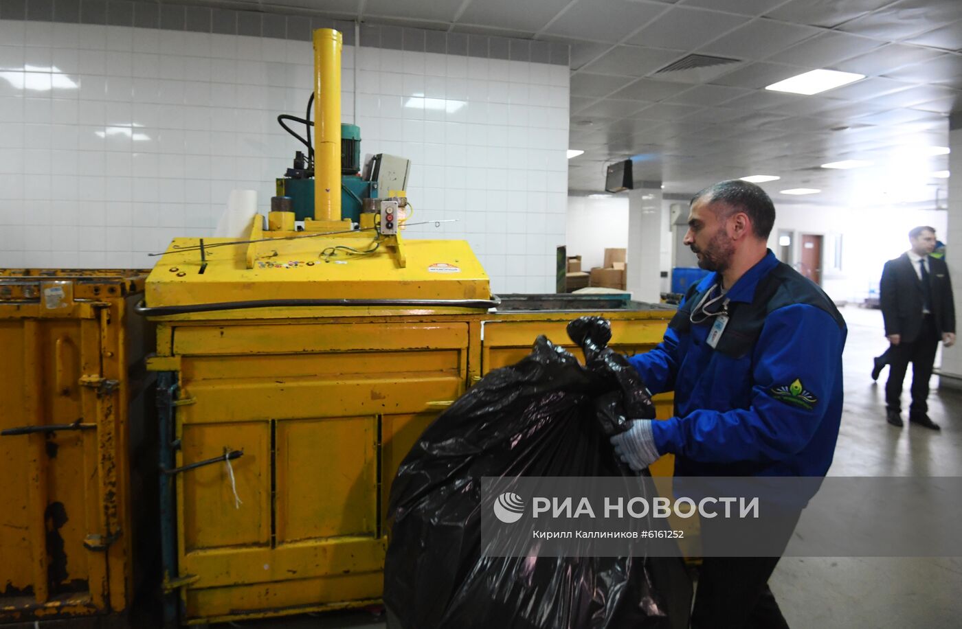 Сортировка мусора в аэропорту Домодедово