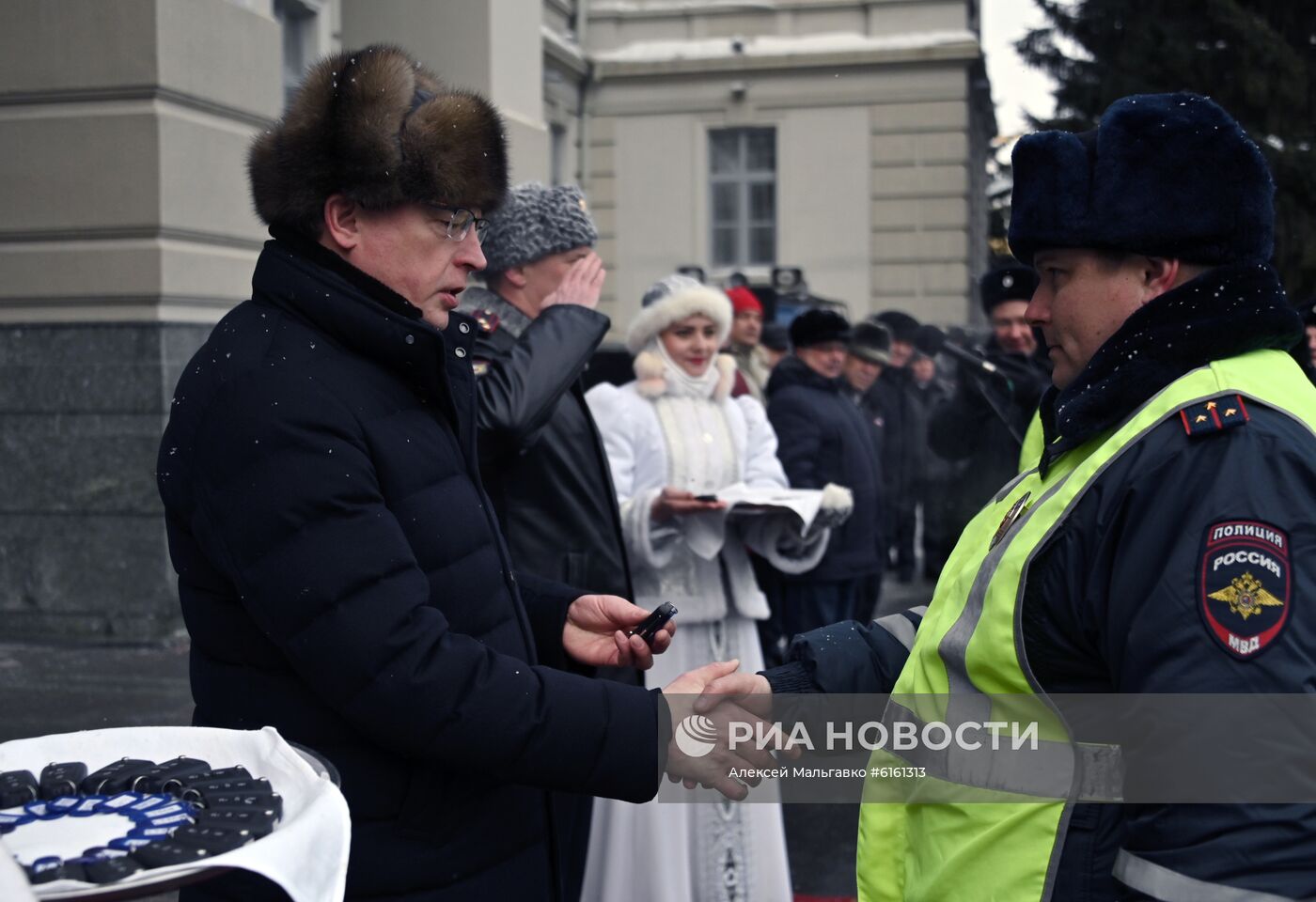 Вручение ключей от новых служебных автомобилей сотрудникам МВД