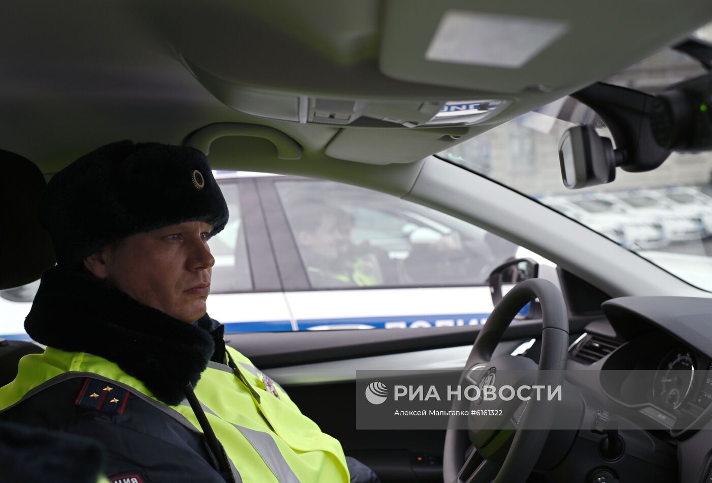 Вручение ключей от новых служебных автомобилей сотрудникам МВД