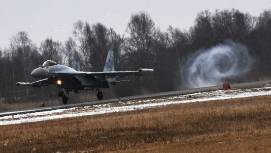 Учебно-тренировочные полеты Су-35С и Миг-31 в Приморье