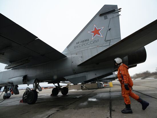 Учебно-тренировочные полеты Су-35С и Миг-31 в Приморье
