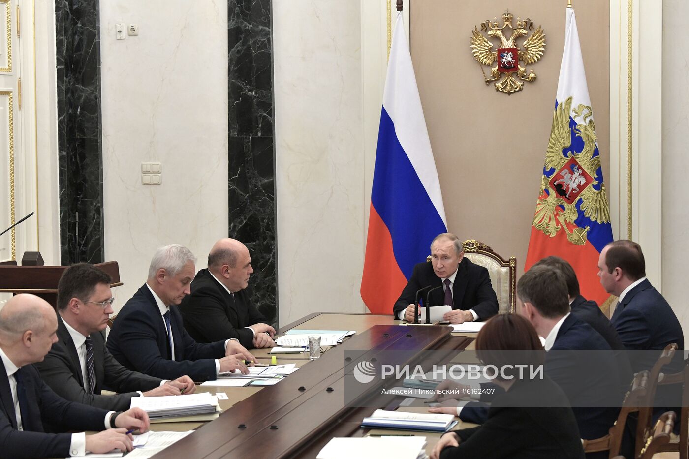 Президент РФ В. Путин провел совещание по экономическим вопросам