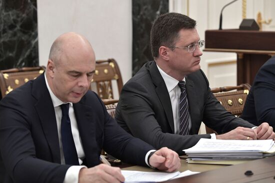 Президент РФ В. Путин провел совещание по экономическим вопросам