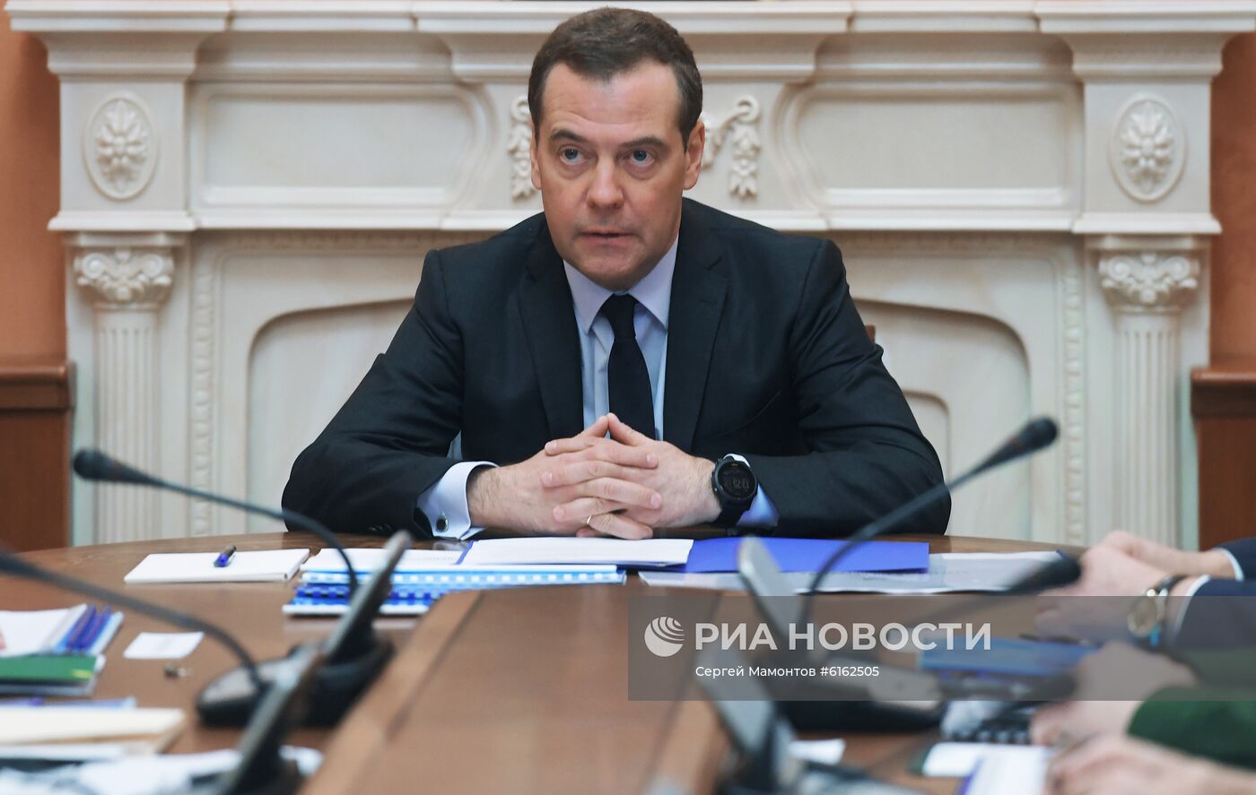 Заместитель председателя Совета безопасности РФ Д. Медведев провел совещание с членами правительства и главой Роскосмоса Д. Рогозиным