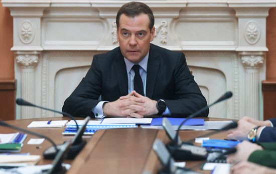 Заместитель председателя Совета безопасности РФ Д. Медведев провел совещание с членами правительства и главой Роскосмоса Д. Рогозиным