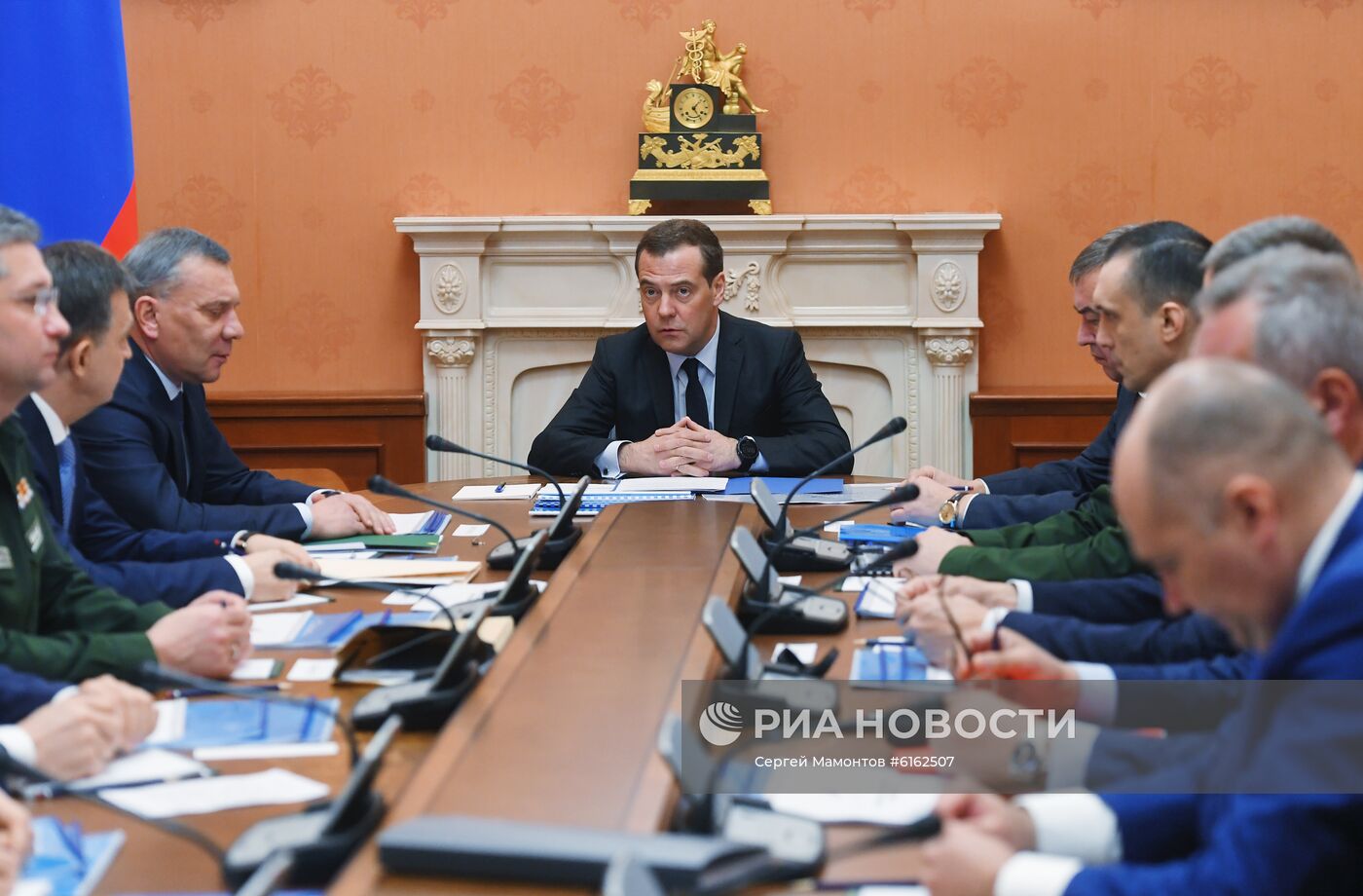 Заместитель председателя Совета безопасности РФ Д. Медведев провел совещание с членами правительства и главой Роскосмоса Д. Рогозиным