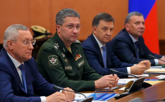 Заместитель председателя Совета безопасности РФ Д. Медведев провел совещание с членами правительства и главой Роскосмоса Д. Рогозиным