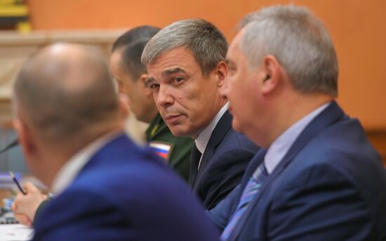 Заместитель председателя Совета безопасности РФ Д. Медведев провел совещание с членами правительства и главой Роскосмоса Д. Рогозиным