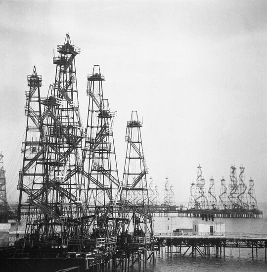 Нефтяные вышки на острове Артем