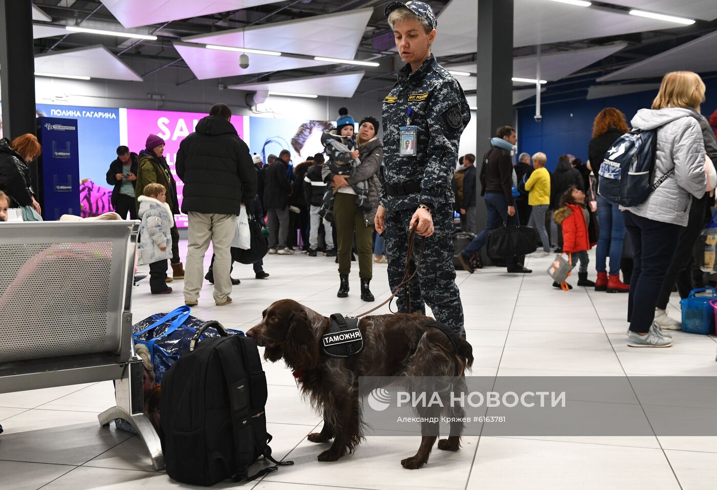 Таможенный досмотр пассажиров в Толмачево