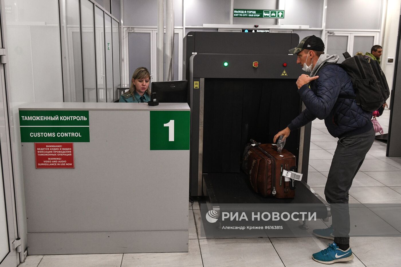 Таможенный досмотр пассажиров в Толмачево