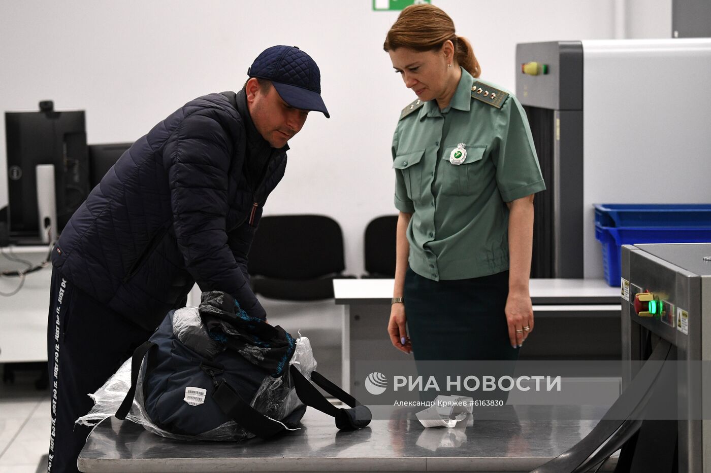 Таможенный досмотр пассажиров в Толмачево