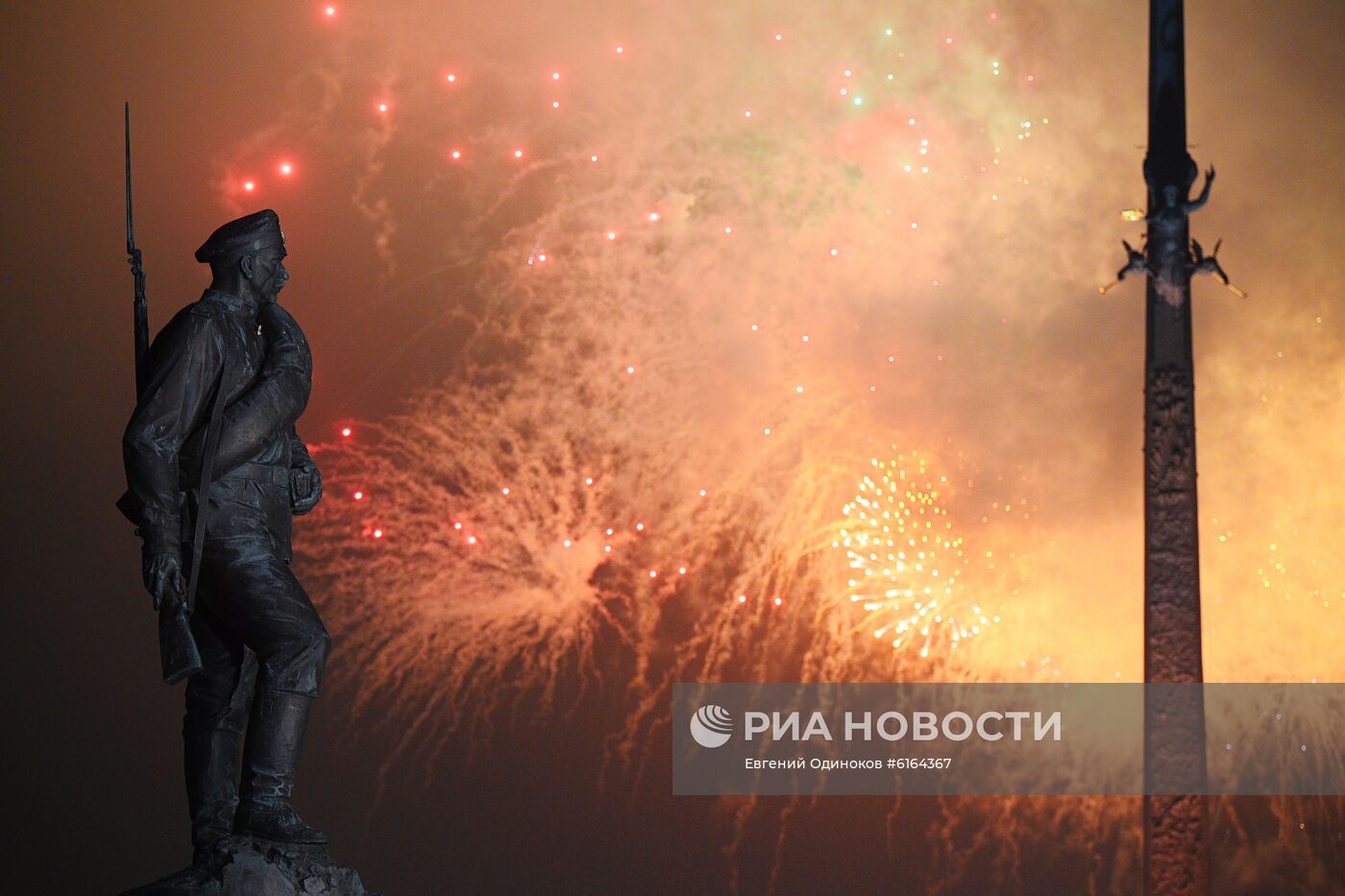 Салют в честь 75-летия освобождения Будапешта от немецко-фашистских захватчиков 