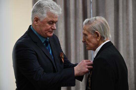 Вручение ветеранам юбилейной медали "75 лет Победы в Великой Отечественной войне"