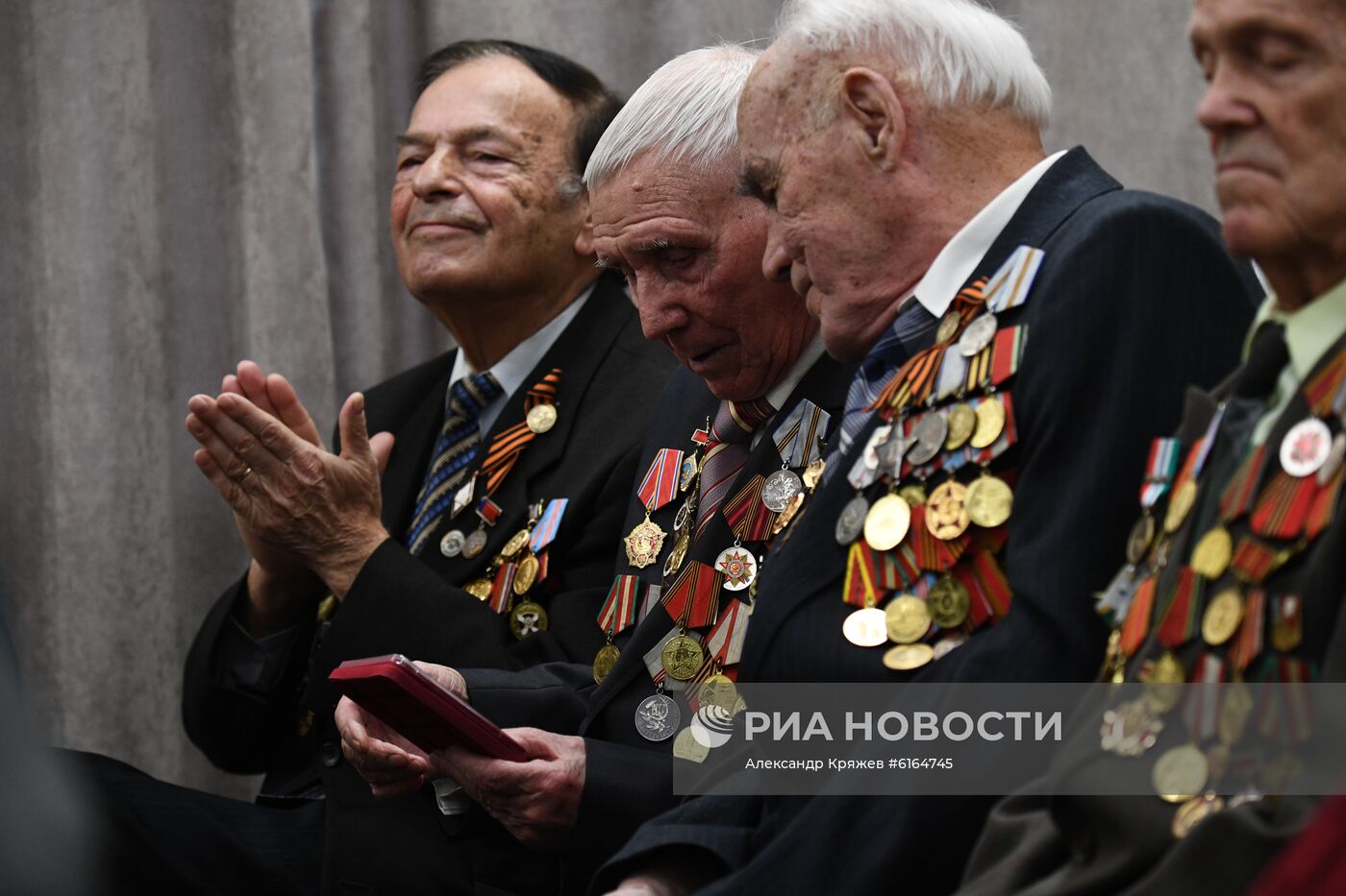 Вручение ветеранам юбилейной медали "75 лет Победы в Великой Отечественной войне"