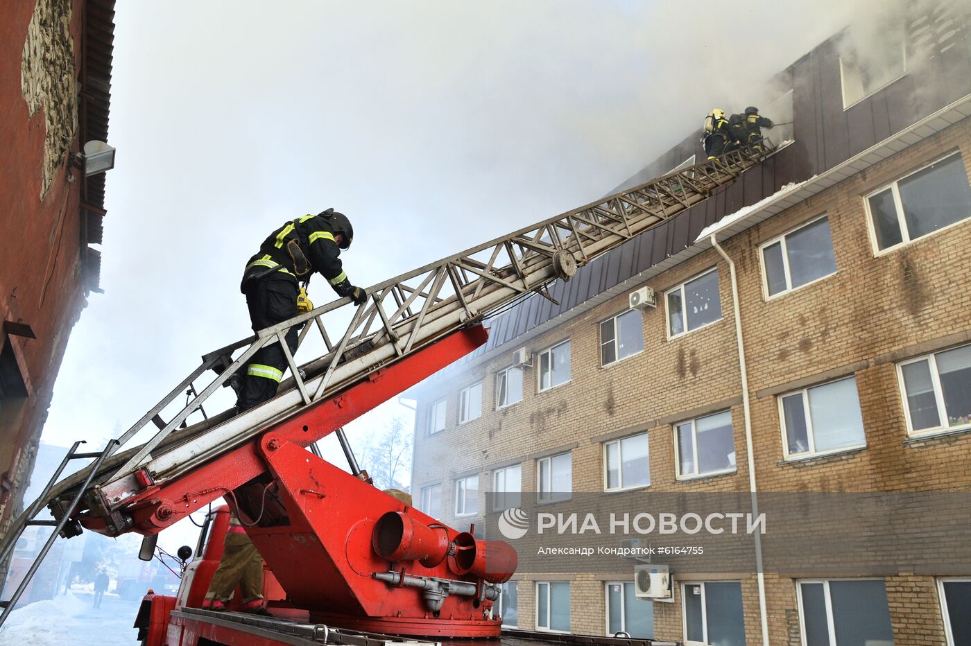 Пожар в цехе по производству пластиковой посуды в Челябинске