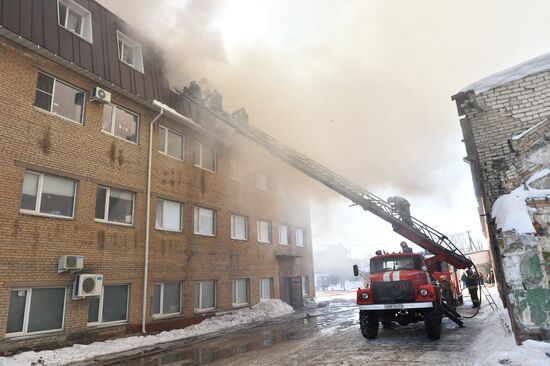 Пожар в цехе по производству пластиковой посуды в Челябинске