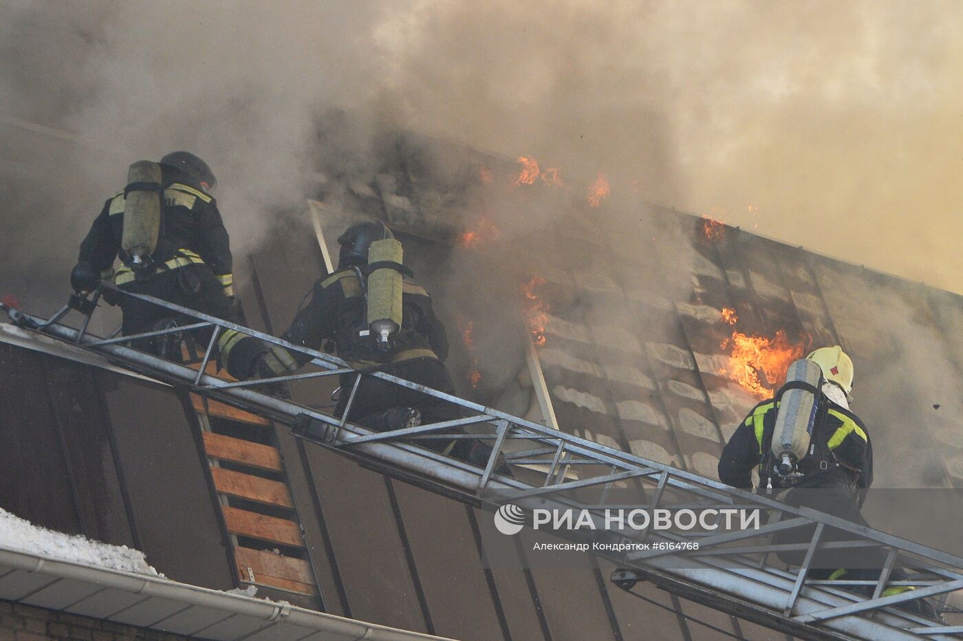 Пожар в цехе по производству пластиковой посуды в Челябинске