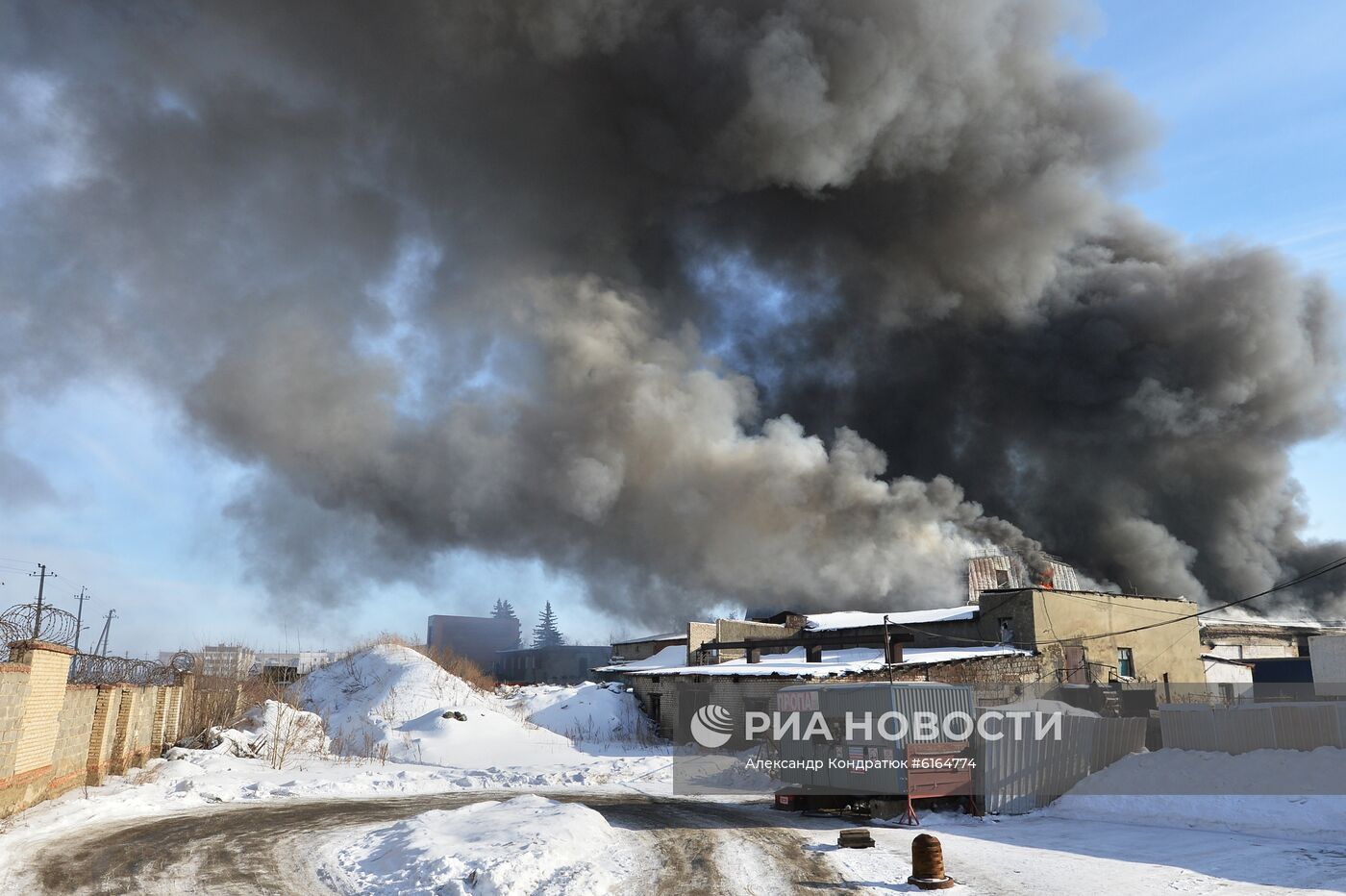 Пожар в цехе по производству пластиковой посуды в Челябинске