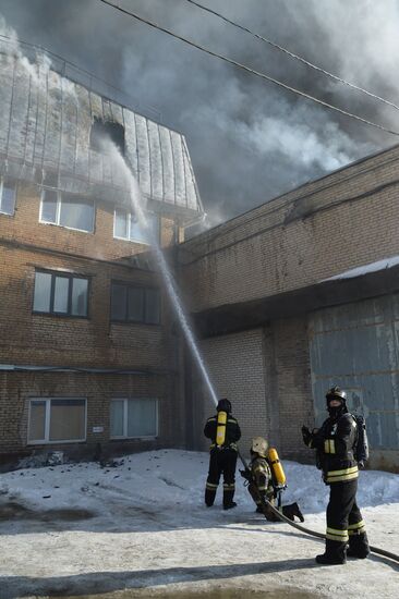 Пожар в цехе по производству пластиковой посуды в Челябинске