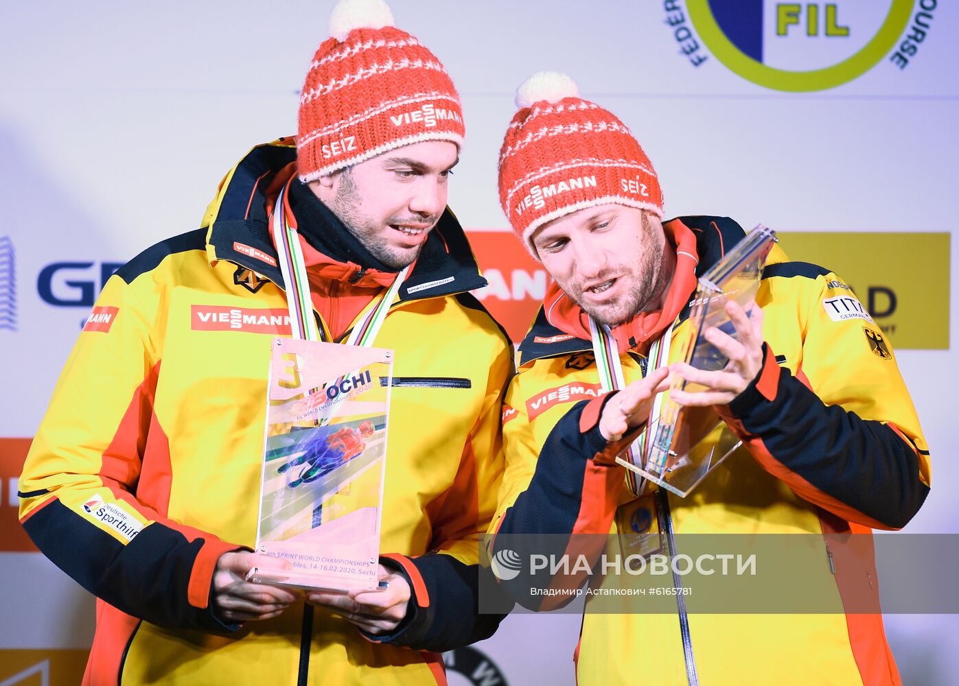 Церемония награждения на чемпионате мира по санному спорту в Сочи