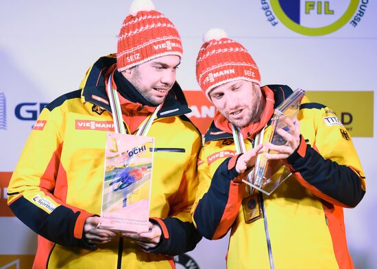 Церемония награждения на чемпионате мира по санному спорту в Сочи