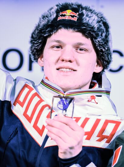 Церемония награждения на чемпионате мира по санному спорту в Сочи