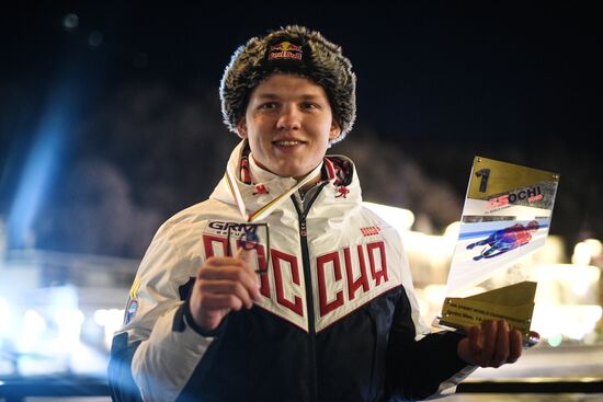 Церемония награждения на чемпионате мира по санному спорту в Сочи