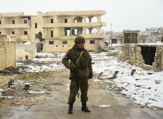 Российская военная полиция в освобожденном сирийском городе Маарет-Нууман