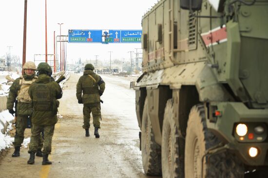 Российская военная полиция в освобожденном сирийском городе Маарет-Нууман