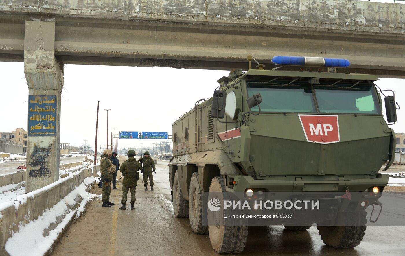 Российская военная полиция в освобожденном сирийском городе Маарет-Нууман