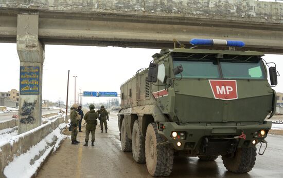 Российская военная полиция в освобожденном сирийском городе Маарет-Нууман