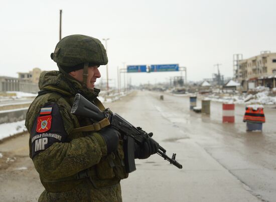 Российская военная полиция в освобожденном сирийском городе Маарет-Нууман