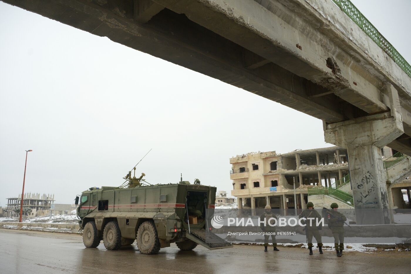 Российская военная полиция в освобожденном сирийском городе Маарет-Нууман