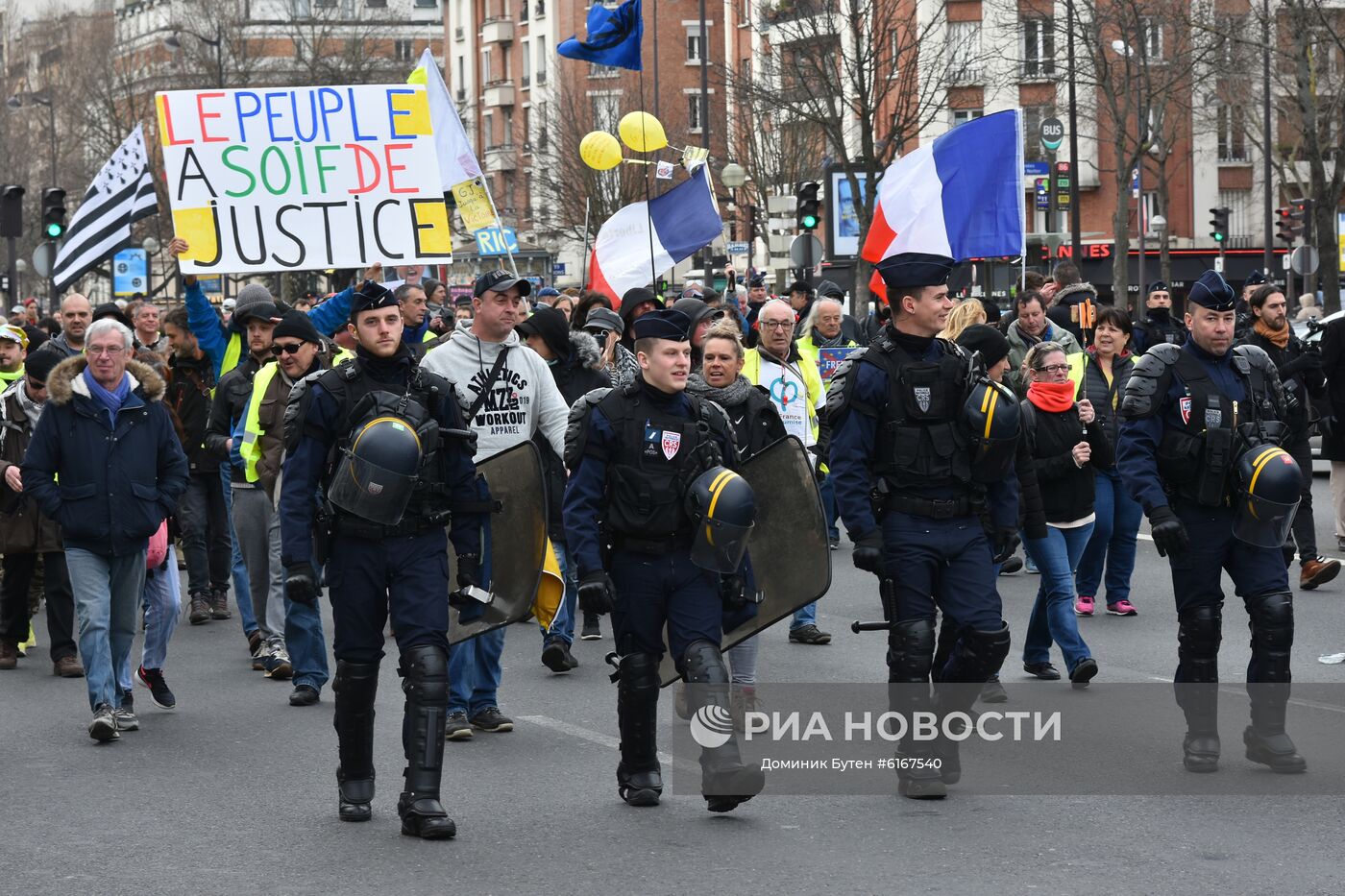 Участники акции протеста "жёлтых жилетов" в Париже, выступающие с требованием не повышать налог на топливо и цены на бензин. Недовольные социальной политикой французских властей участники движения продолжают выходить на улицы по всей стране, несмотря на объявленные руководством Франции меры для успокоения обстановки. Место: Франция, Париж. Автор: Доминик Бутен/РИА Новости. Акция протеста "желтых жилетов" в Париже