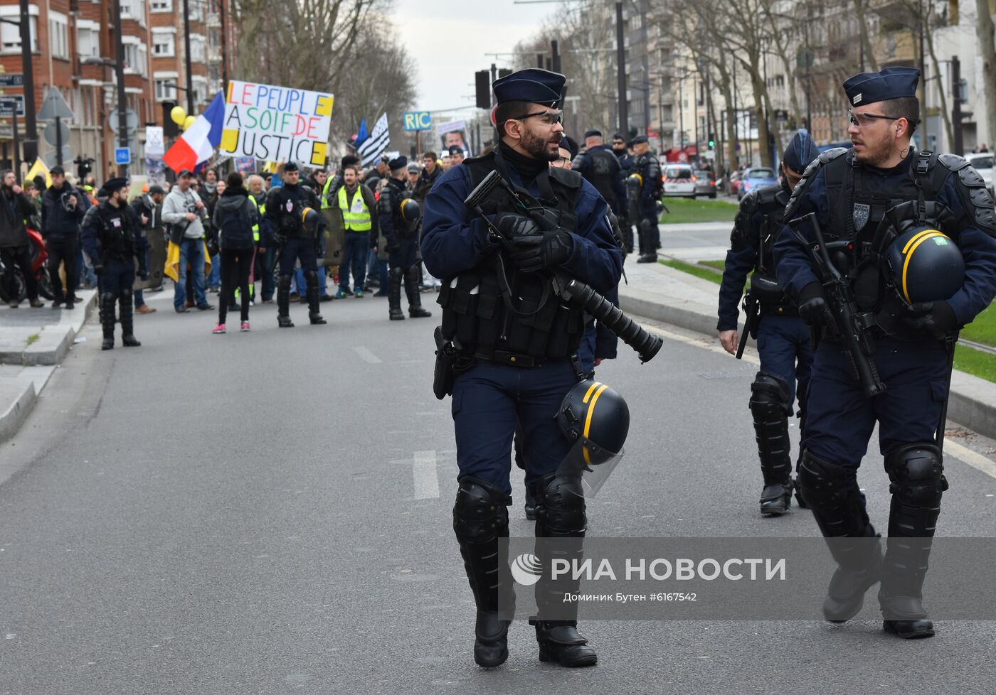 Сотрудники полиции во время акции протеста "жёлтых жилетов" в Париже, выступающих с требованием не повышать налог на топливо и цены на бензин. Недовольные социальной политикой французских властей участники движения продолжают выходить на улицы по всей стране, несмотря на объявленные руководством Франции меры для успокоения обстановки. Место: Франция, Париж. Автор: Доминик Бутен/РИА Новости. Акция протеста "желтых жилетов" в Париже