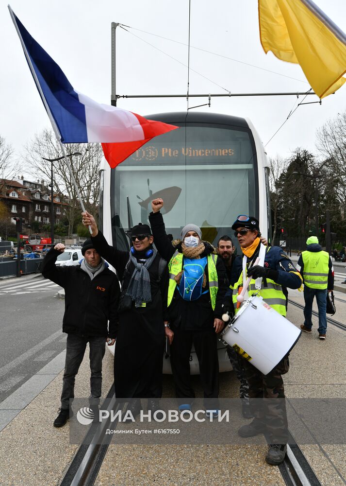 Участники акции протеста "жёлтых жилетов" в Париже, выступающие с требованием не повышать налог на топливо и цены на бензин. Недовольные социальной политикой французских властей участники движения продолжают выходить на улицы по всей стране, несмотря на объявленные руководством Франции меры для успокоения обстановки. Место: Франция, Париж. Автор: Доминик Бутен/РИА Новости. Акция протеста "желтых жилетов" в Париже